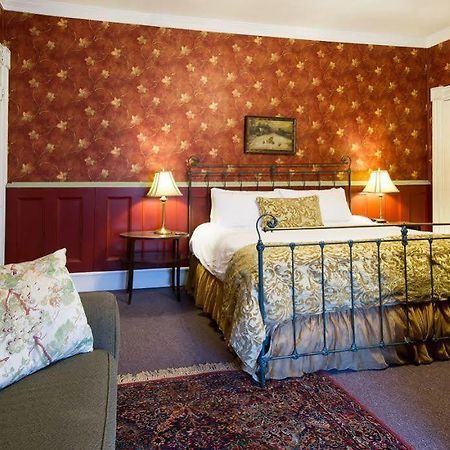 Rogues Harbor Inn Lansing Экстерьер фото