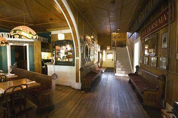 Rogues Harbor Inn Lansing Экстерьер фото