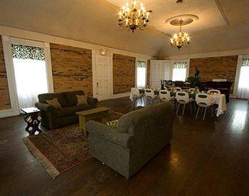 Rogues Harbor Inn Lansing Экстерьер фото