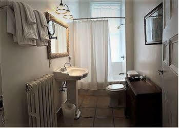 Rogues Harbor Inn Lansing Экстерьер фото