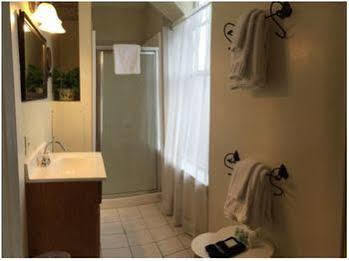 Rogues Harbor Inn Lansing Экстерьер фото