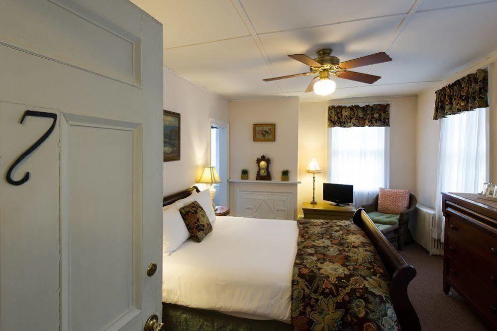 Rogues Harbor Inn Lansing Экстерьер фото