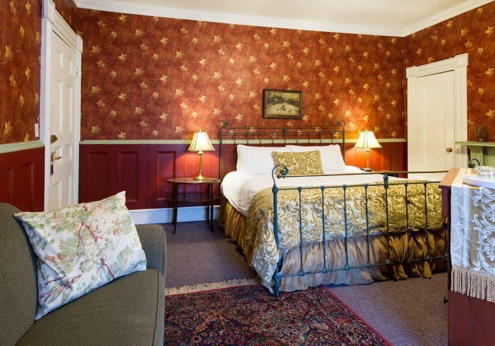 Rogues Harbor Inn Lansing Экстерьер фото