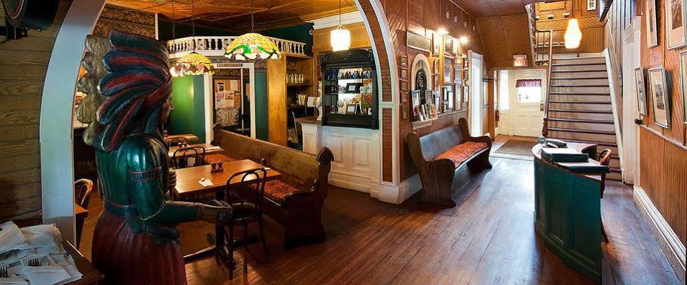 Rogues Harbor Inn Lansing Экстерьер фото