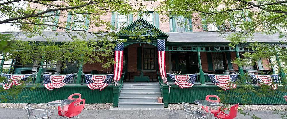 Rogues Harbor Inn Lansing Экстерьер фото