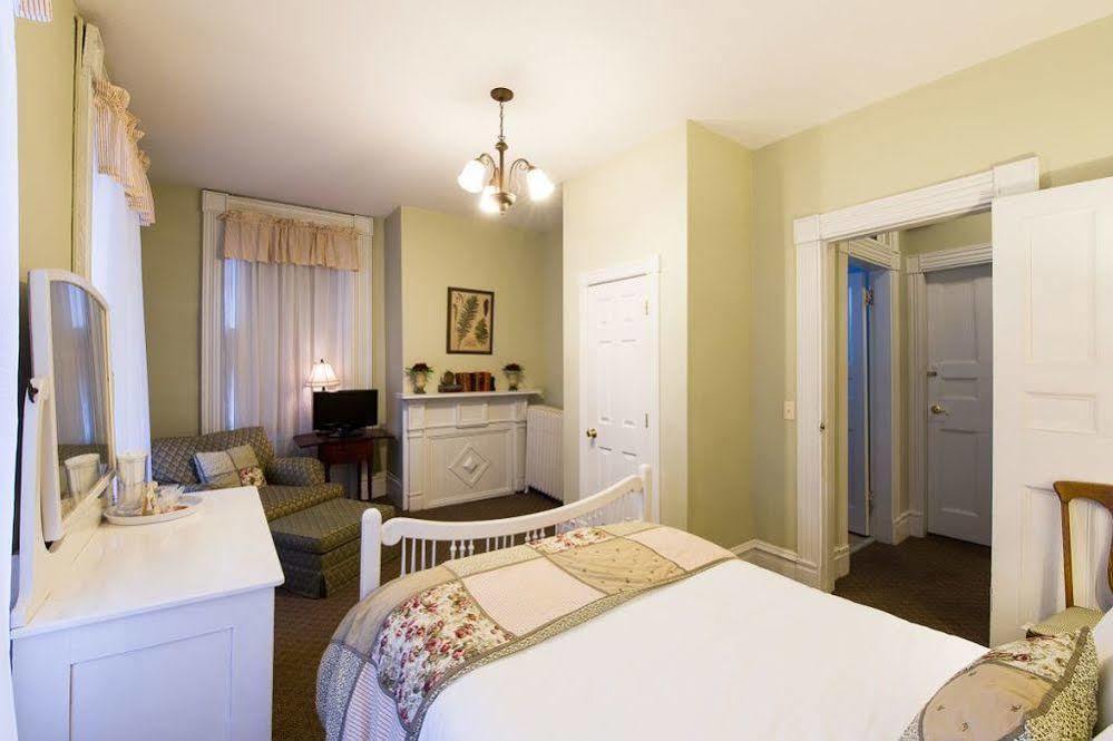 Rogues Harbor Inn Lansing Экстерьер фото